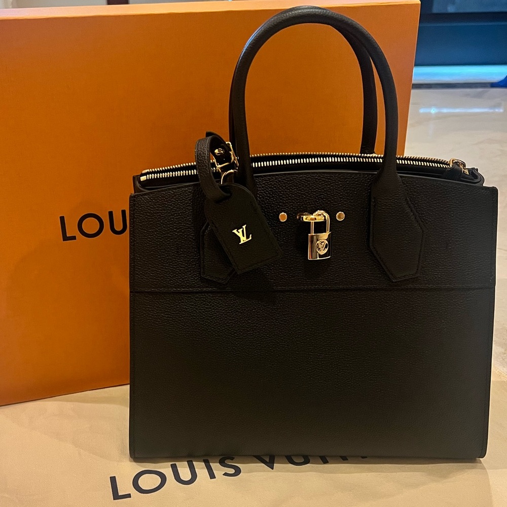 Louis Vuitton Steamer MM Bag. Includes dust bag, LV Box, keys, extra strap